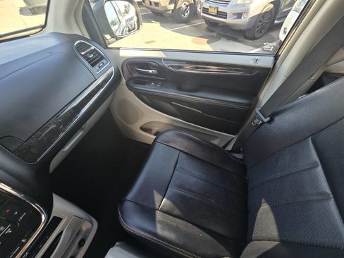 Used 2014 Chrysler Town & Country Touring-L w/ Driver Convenience Group image 25