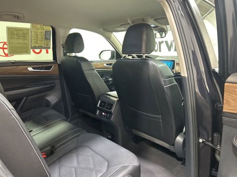 Used 2025 Volkswagen Atlas SE AWD/4WD image 13