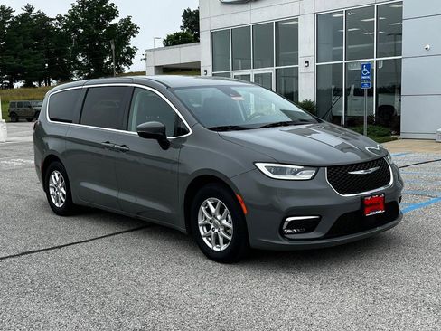 Used 2023 Chrysler Pacifica Touring-L FWD image 2