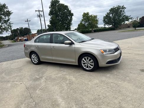 Used 2013 Volkswagen Jetta SE FWD image 4