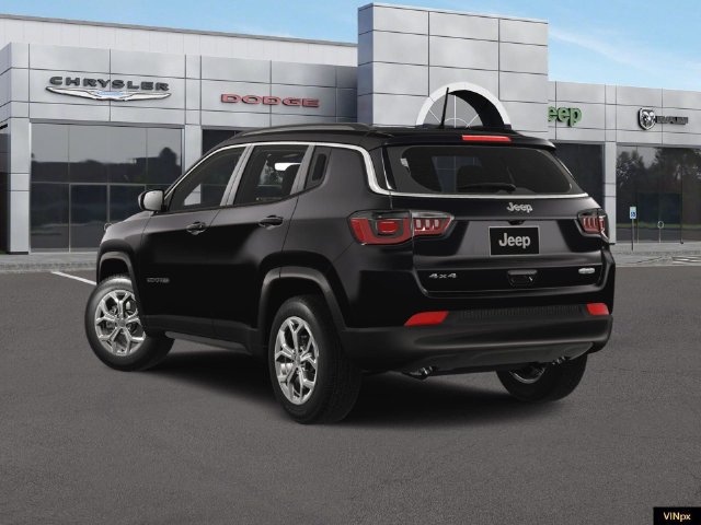 Used 2024 Jeep Compass Latitude w/ Convenience Group AWD/4WD image 4