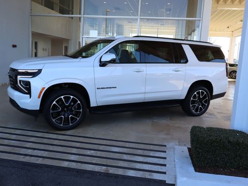 Certified 2025 Chevrolet Suburban RST w/ Comfort Package image 7