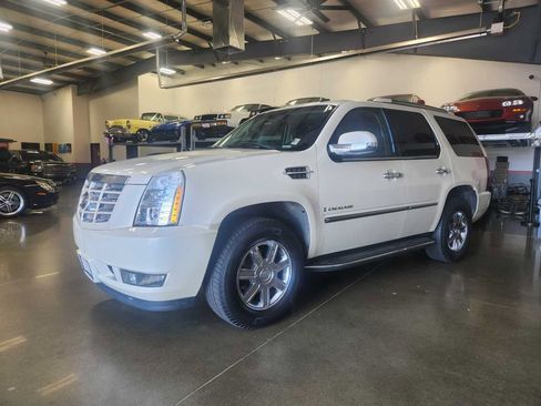 Used 2007 Cadillac Escalade AWD w/ Climate Package image 6
