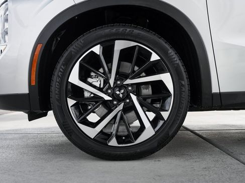 Used 2024 Mitsubishi Outlander SE image 3