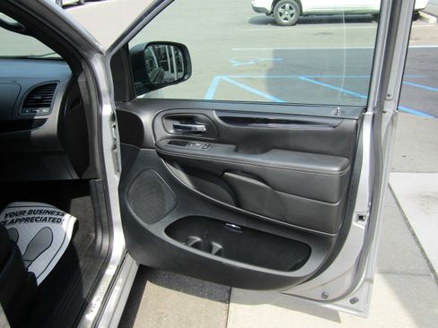 Used 2018 Dodge Grand Caravan SE FWD image 10