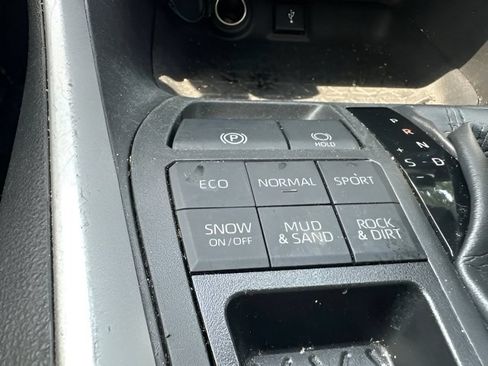 Used 2022 Toyota RAV4 LE w/ Carpet Mat Package (TMS) AWD/4WD image 23