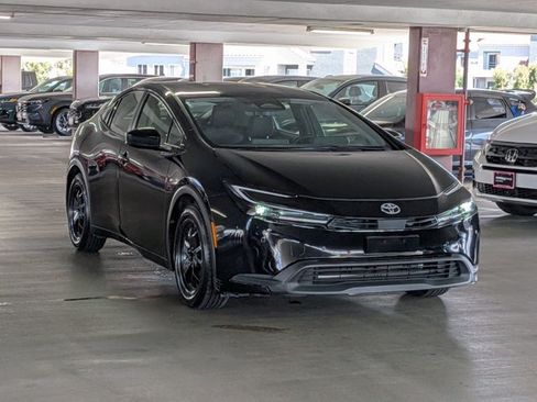 Used 2024 Toyota Prius LE FWD image 3