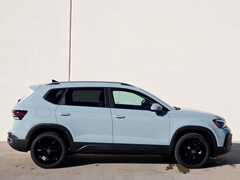 New 2026 Volkswagen Taos SE image 3