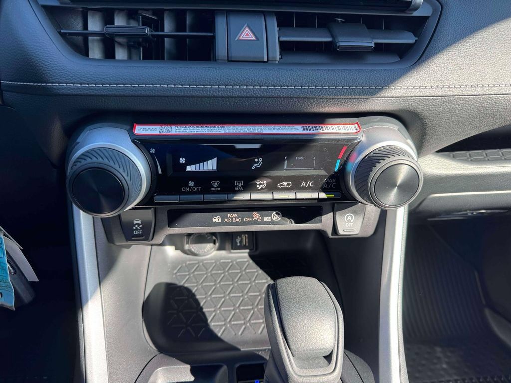 Used 2025 Toyota RAV4 LE AWD/4WD image 31