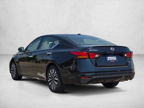 Used 2025 Nissan Altima 2.5 SV FWD image 7