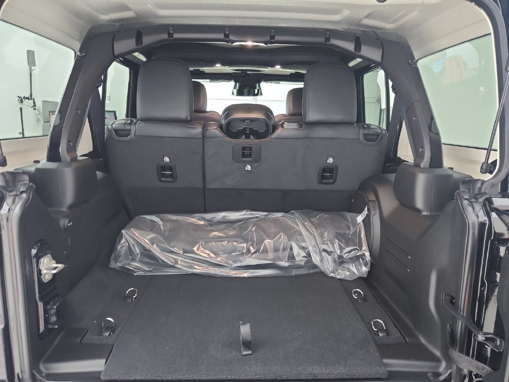 New 2026 Jeep Wrangler Unlimited Sahara AWD/4WD image 32