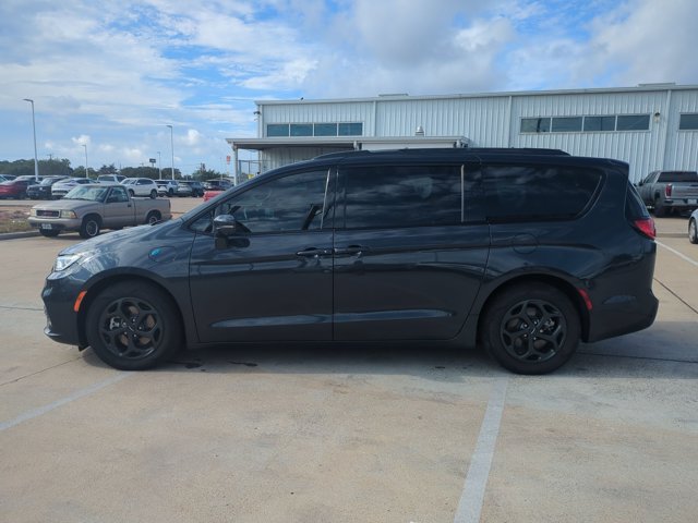 Used 2021 Chrysler Pacifica Touring-L w/ Uconnect Theater Family Group FWD image 5