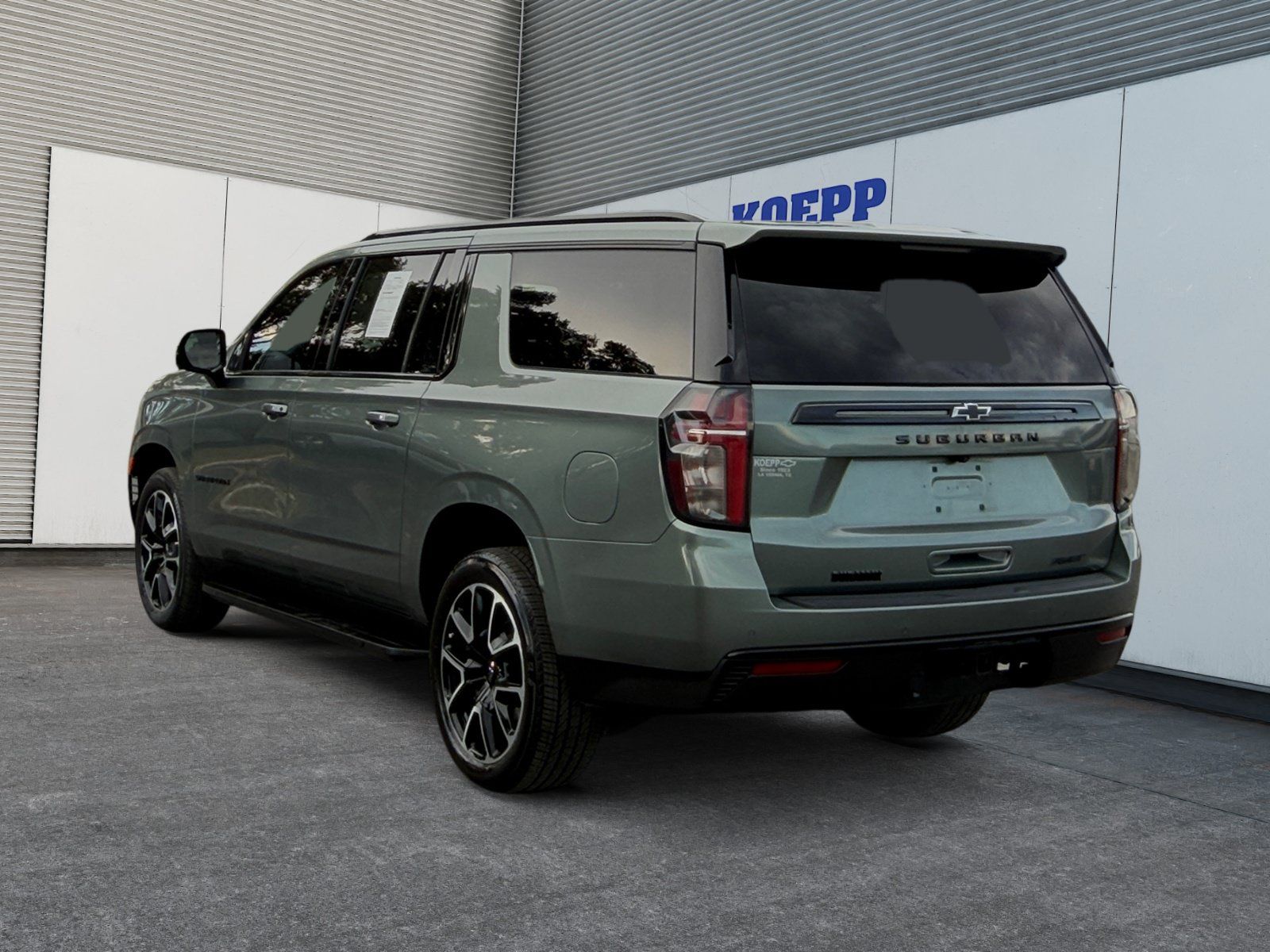 Used 2023 Chevrolet Suburban RST w/ Luxury Package RWD image 3