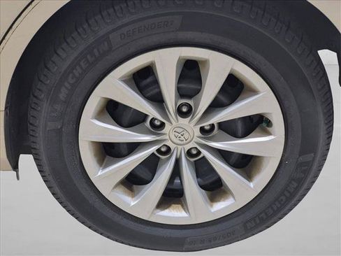 Used 2017 Toyota Camry LE FWD image 19