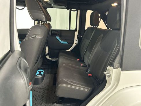 Used 2017 Jeep Wrangler Unlimited Sahara w/ Connectivity Group image 19