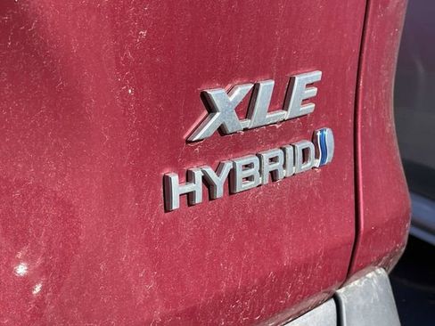 Used 2021 Toyota RAV4 XLE w/ Convenience Package image 11