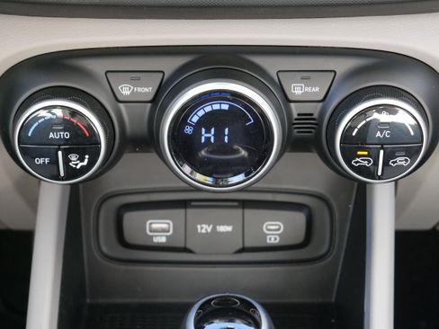 Used 2023 Hyundai Venue SEL image 18