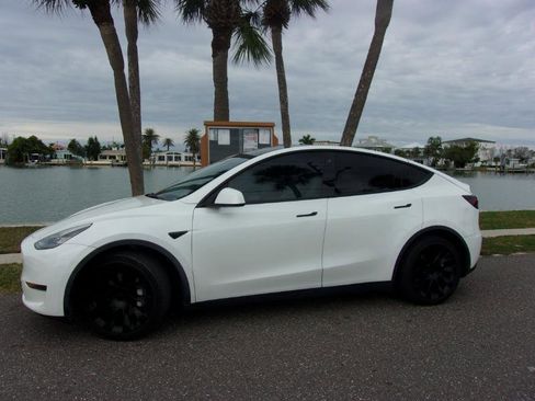 Used 2021 Tesla Model Y Long Range image 3