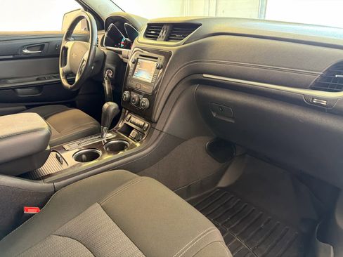 Used 2017 Chevrolet Traverse LT w/ Style and Technology Package FWD image 26
