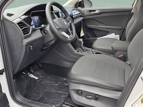 New 2026 Volkswagen Taos SE FWD image 11