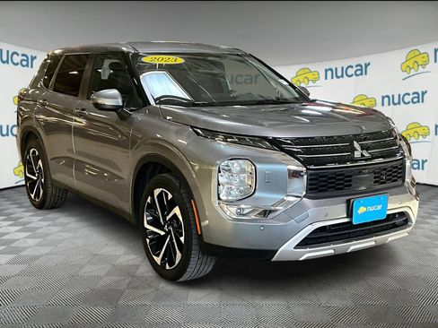Used 2023 Mitsubishi Outlander SE image 1