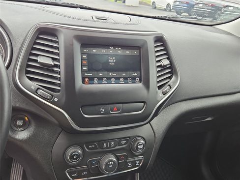 Used 2019 Jeep Cherokee Latitude Plus w/ Cold Weather Group AWD/4WD image 5