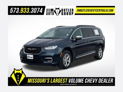 Used 2023 Chrysler Pacifica Limited w/ Uconnect Theater Family Group