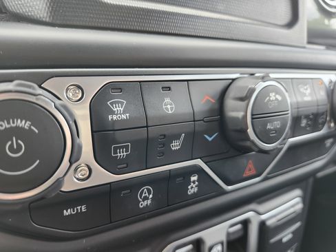 Used 2018 Jeep Wrangler Unlimited Sahara w/ Cold Weather Group AWD/4WD image 9