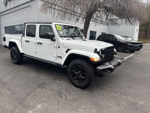 Used 2022 Jeep Gladiator Sport image 1