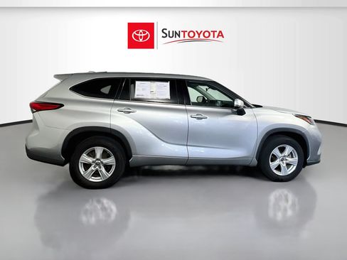 Used 2021 Toyota Highlander LE FWD image 2