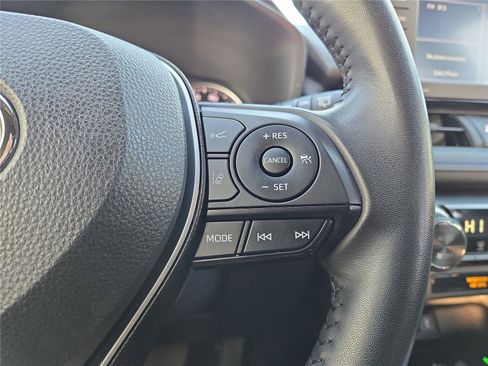 Used 2022 Toyota RAV4 SE image 12