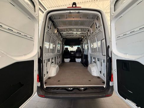 Used 2025 Mercedes-Benz Sprinter 2500 image 10