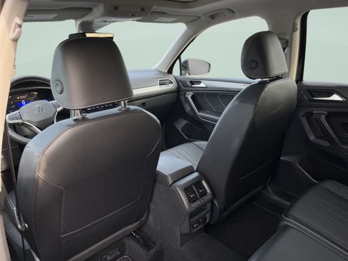 Used 2024 Volkswagen Tiguan SE w/ Panoramic Sunroof Package AWD/4WD image 24