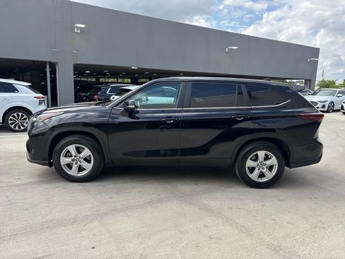 Certified 2025 Toyota Highlander LE FWD image 8