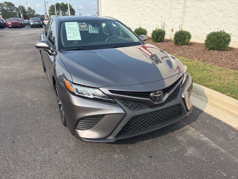 Certified 2019 Toyota Camry SE image 1