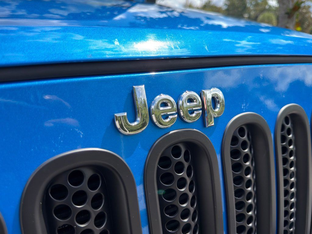 Used 2015 Jeep Wrangler Unlimited Sahara w/ Dual Top Group AWD/4WD image 27