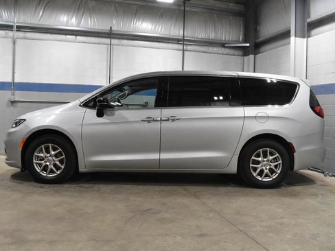 Used 2024 Chrysler Pacifica Touring-L FWD image 23