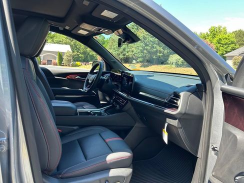 Used 2026 Chevrolet Traverse RS FWD image 44