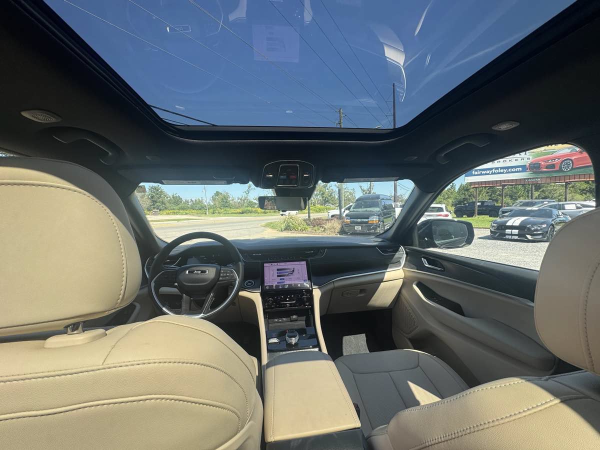 Used 2025 Jeep Grand Cherokee Limited w/ Luxury Tech Group II AWD/4WD image 21