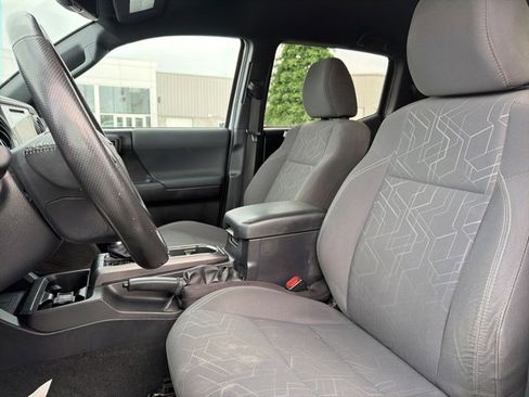 Used 2017 Toyota Tacoma TRD Sport image 17