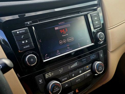 Used 2018 Nissan Rogue SV image 16