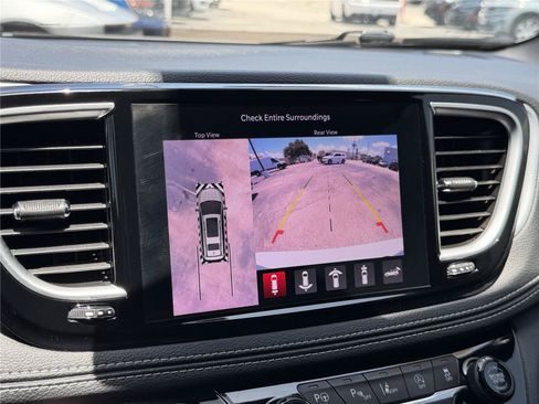 Used 2025 Chrysler Pacifica Limited FWD image 23