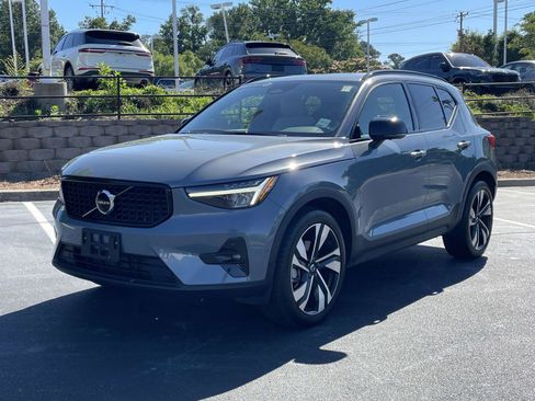 Certified 2023 Volvo XC40 B5 Plus w/ Driver Assist Package AWD/4WD image 3