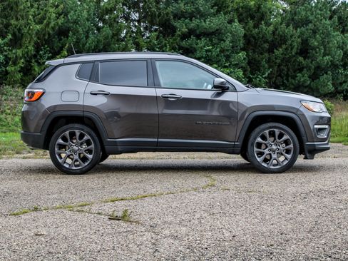 Used 2021 Jeep Compass Latitude w/ Sun and Sound Group AWD/4WD image 2