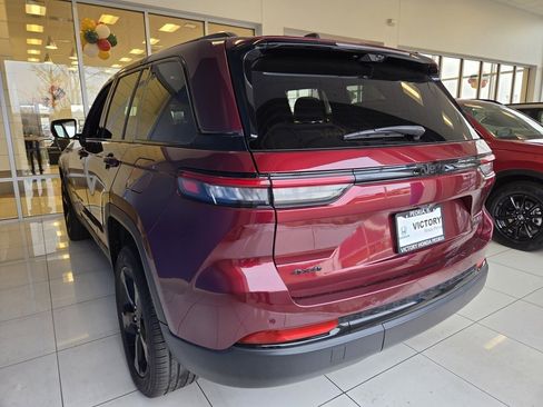 Used 2024 Jeep Grand Cherokee Limited w/ Luxury Tech Group II image 8