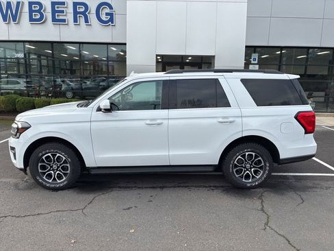 Used 2023 Ford Expedition XLT AWD/4WD image 5