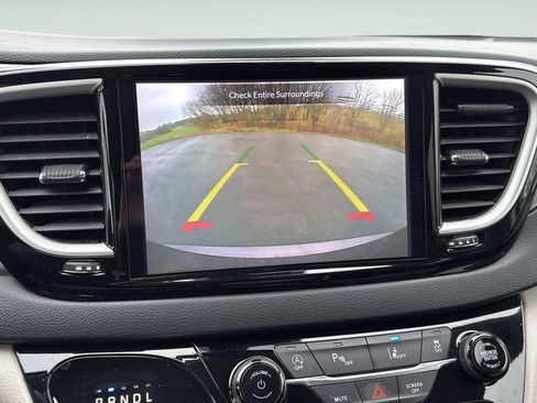 Used 2023 Chrysler Pacifica Touring-L FWD image 25