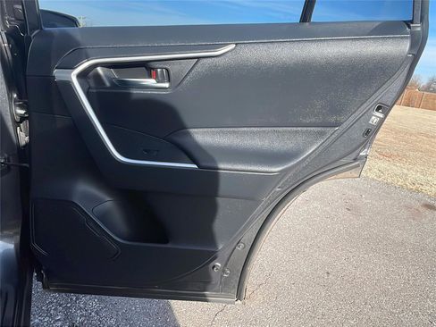 Used 2020 Toyota RAV4 XLE image 15