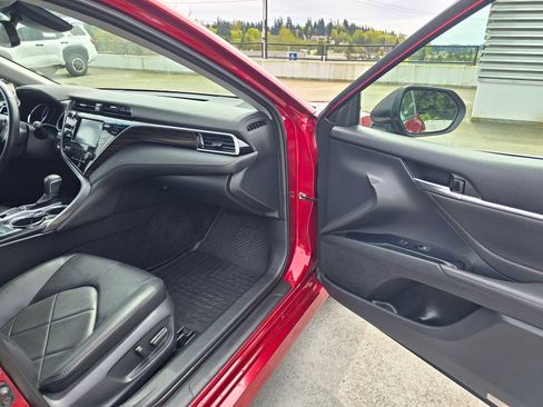 Used 2018 Toyota Camry XLE FWD image 10