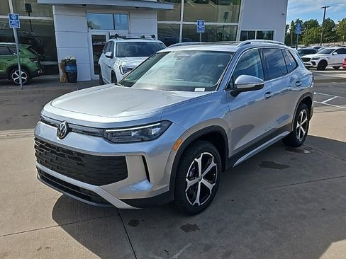 New 2025 Volkswagen Tiguan SE image 1